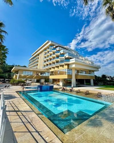 Piscina e área de convivência do Hotel Orizzonte Niterói