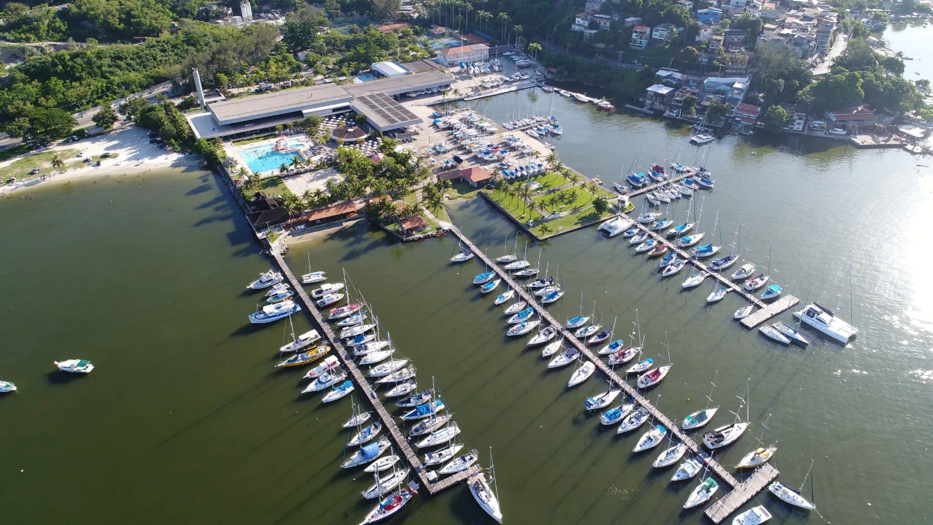 Vista aérea do Clube Naval Charitas, à beira da Baía de Guanabara, em Niterói